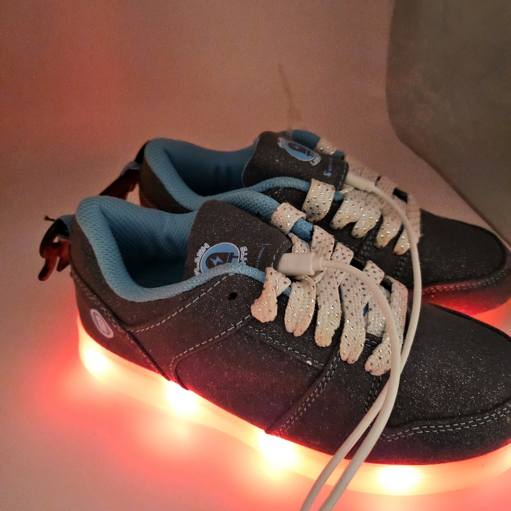 Flash lights sneakers shoes